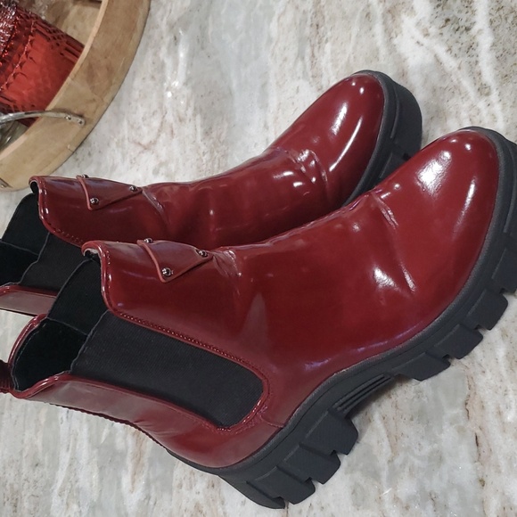 Guess Hestia Lug Sole Front Logo Chelsea Booties 7.5 Cherry Red & Black $99 - Picture 2 of 4